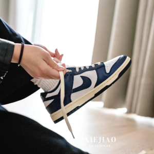 나이키 덩크 로우 프리미엄 미드나잇 네이비 앤 화이트 FN7197-100
