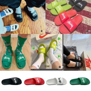 Stussy x Nike Benassi Slide 편안하고 실용적인 데일리 슬리퍼 미끄럼 방지 고무 밑창 / 빠른 건조 기능 / 남녀공용 디자인