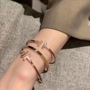 티파니 큐빅 앤 진주조개 코일 팔찌 GRP11104